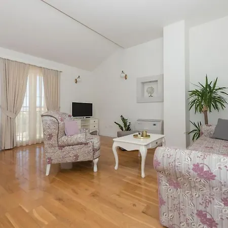 Tomo - Exklusiv Μακάρσκα