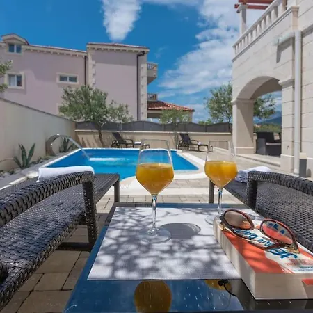 Tomo - Exklusiv Βίλα