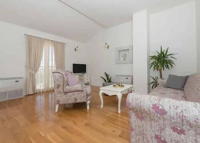 Tomo - Exklusiv Μακάρσκα